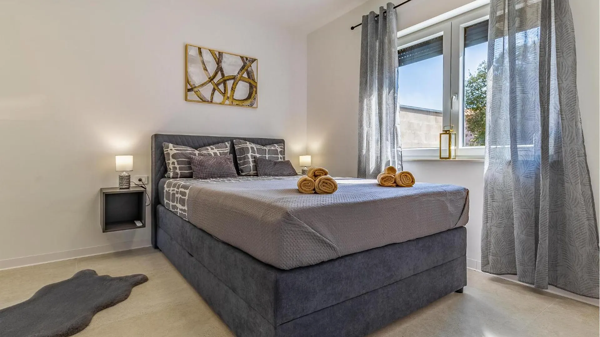 2 Bedroom Lovely Apartment In פולה 0*,