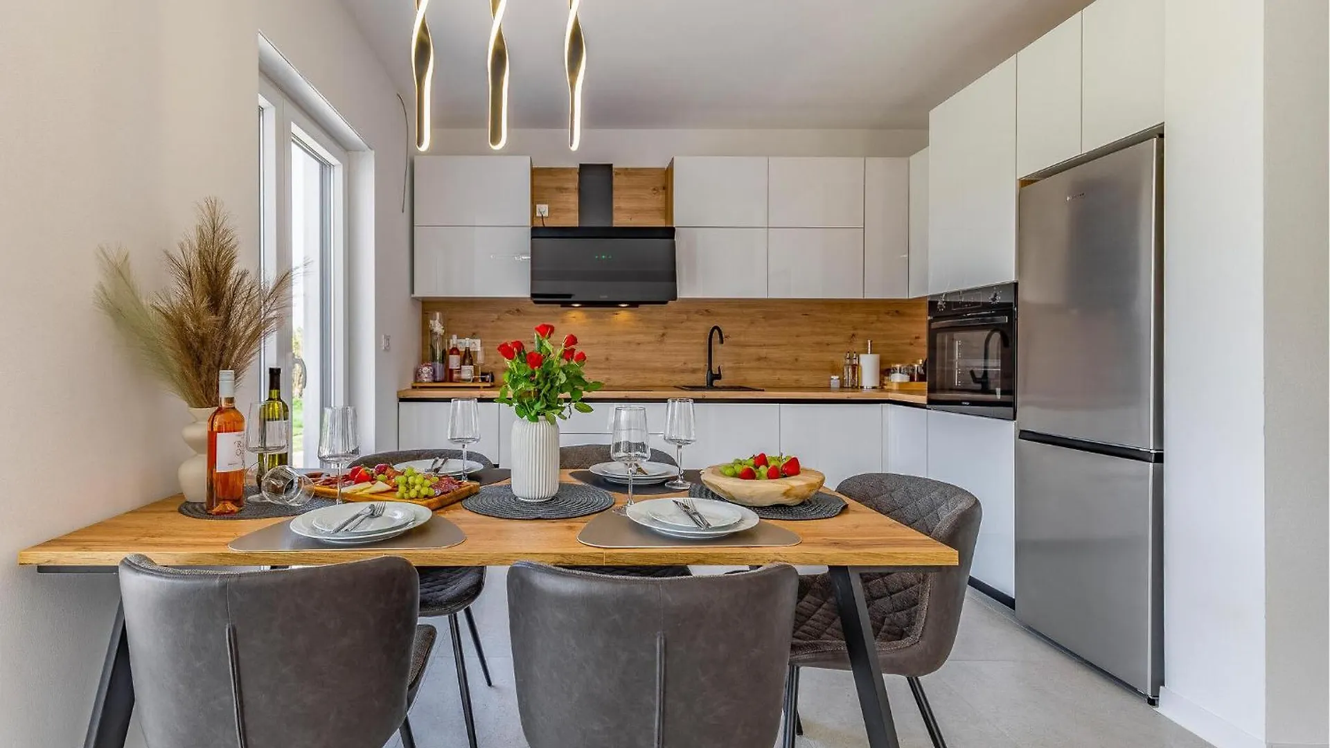 2 Bedroom Lovely Apartment In פולה 0*,